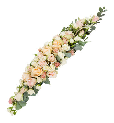 Klassisk borddekorasjon med roser i fersken og rosa